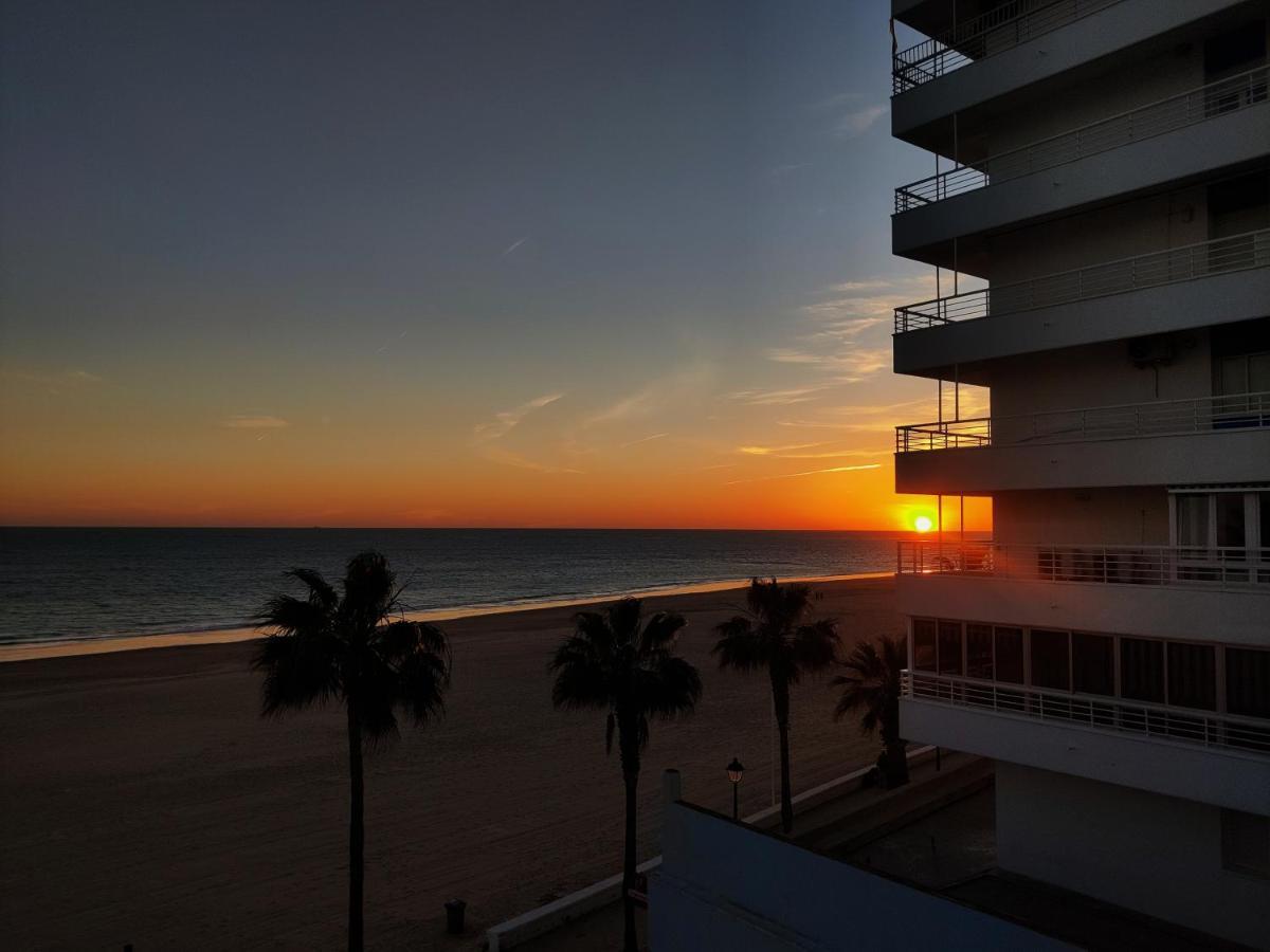 Atico Al Sol En Primera Linea De Playa Apartment Rota Exterior photo